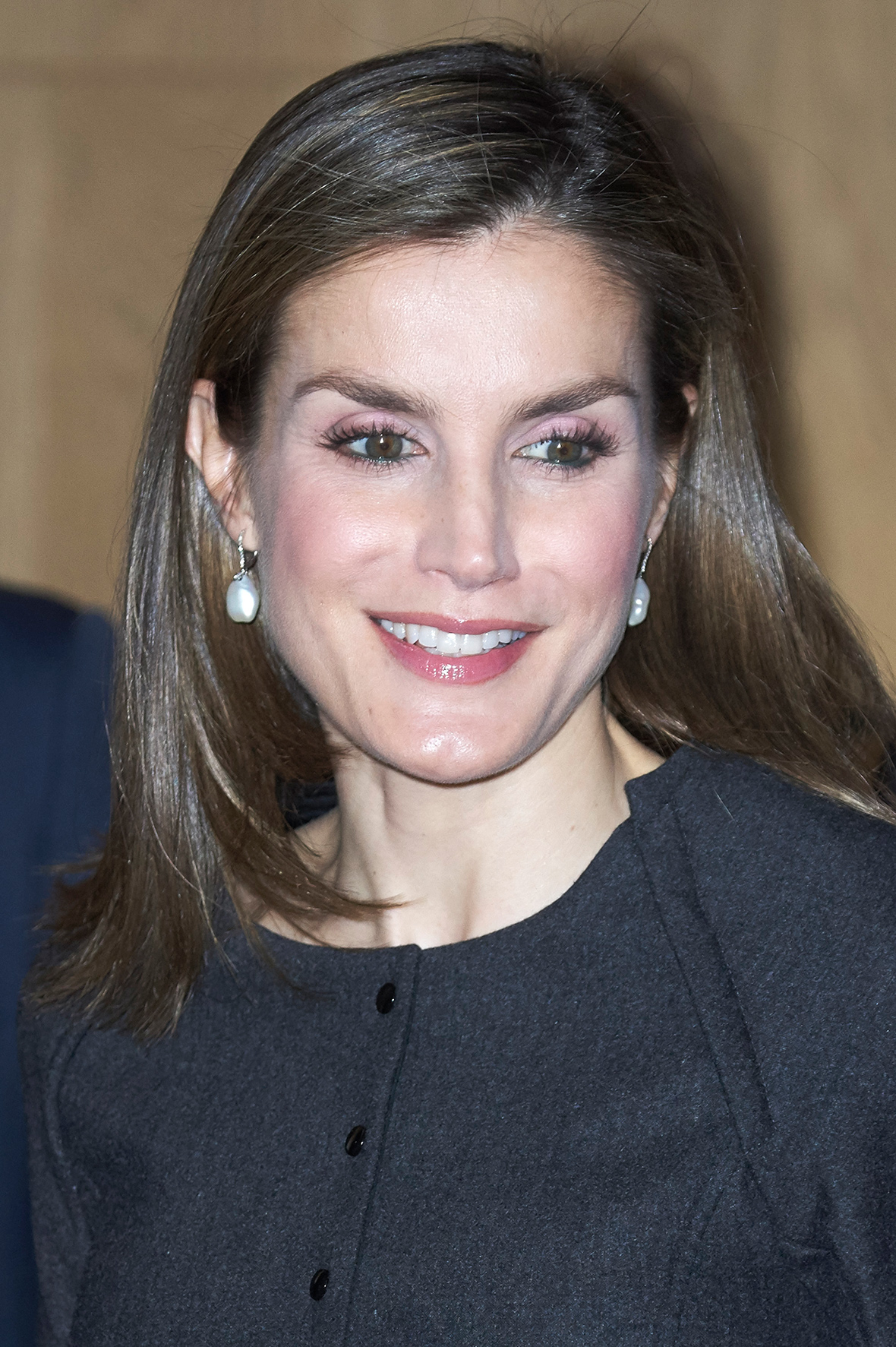 Classic Queen: Letizia Of Spain Highlights Lithe Waist In Black Skirt ...