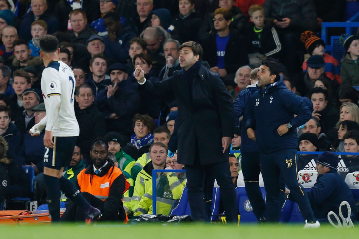 Mauricio Pochettino passes on instructions