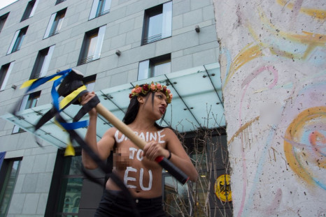 Femen activist takes sledgehammer to bash Berlin Wall