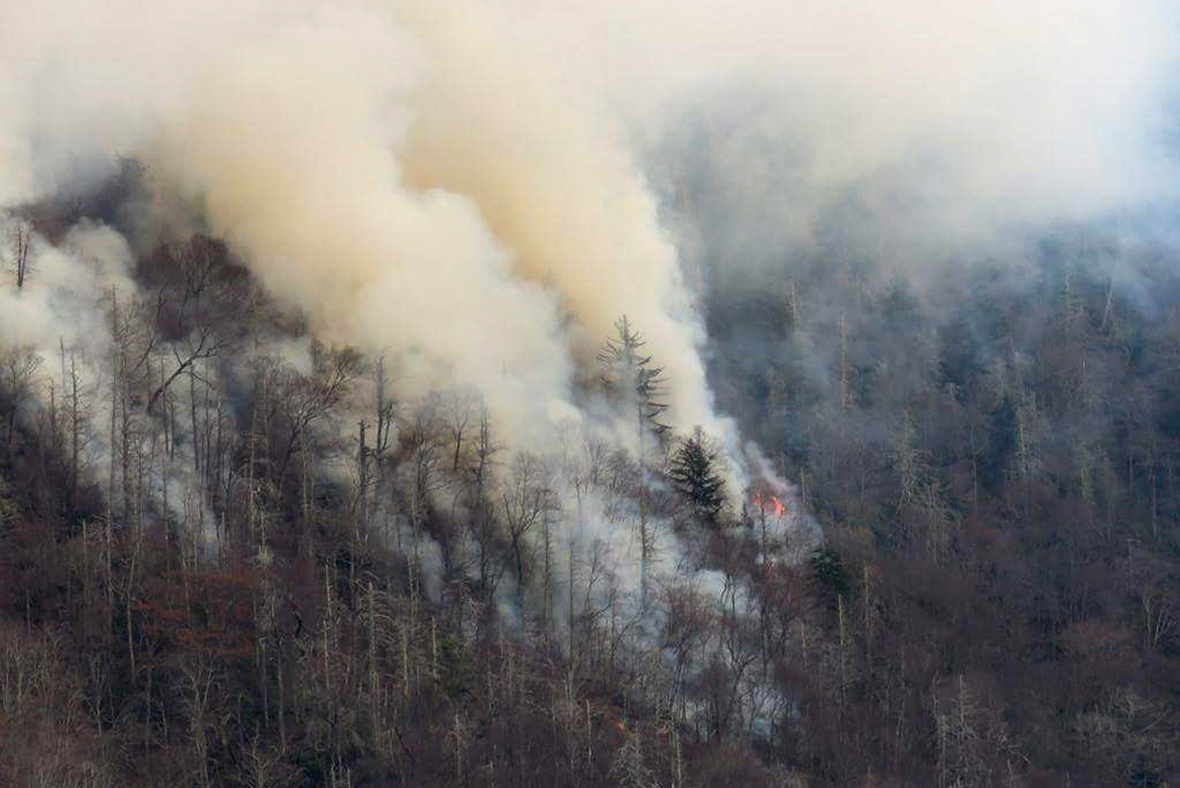 US Dollywood threatened and resort towns evacuated as wildfires tear