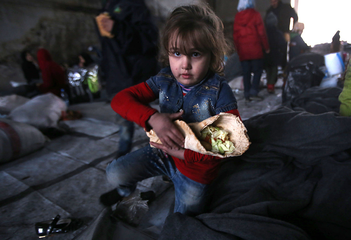 Aleppo civilans flee
