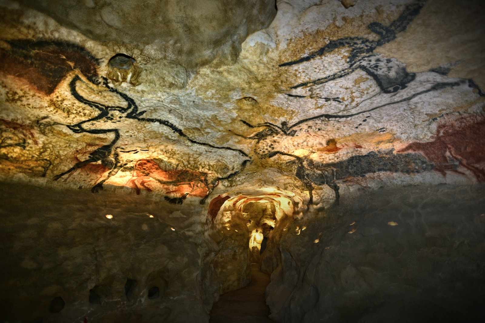 Lascaux Caves New Site Sheds Light On Mysterious Palaeolithic Art   Lascaux Cave Paintings 