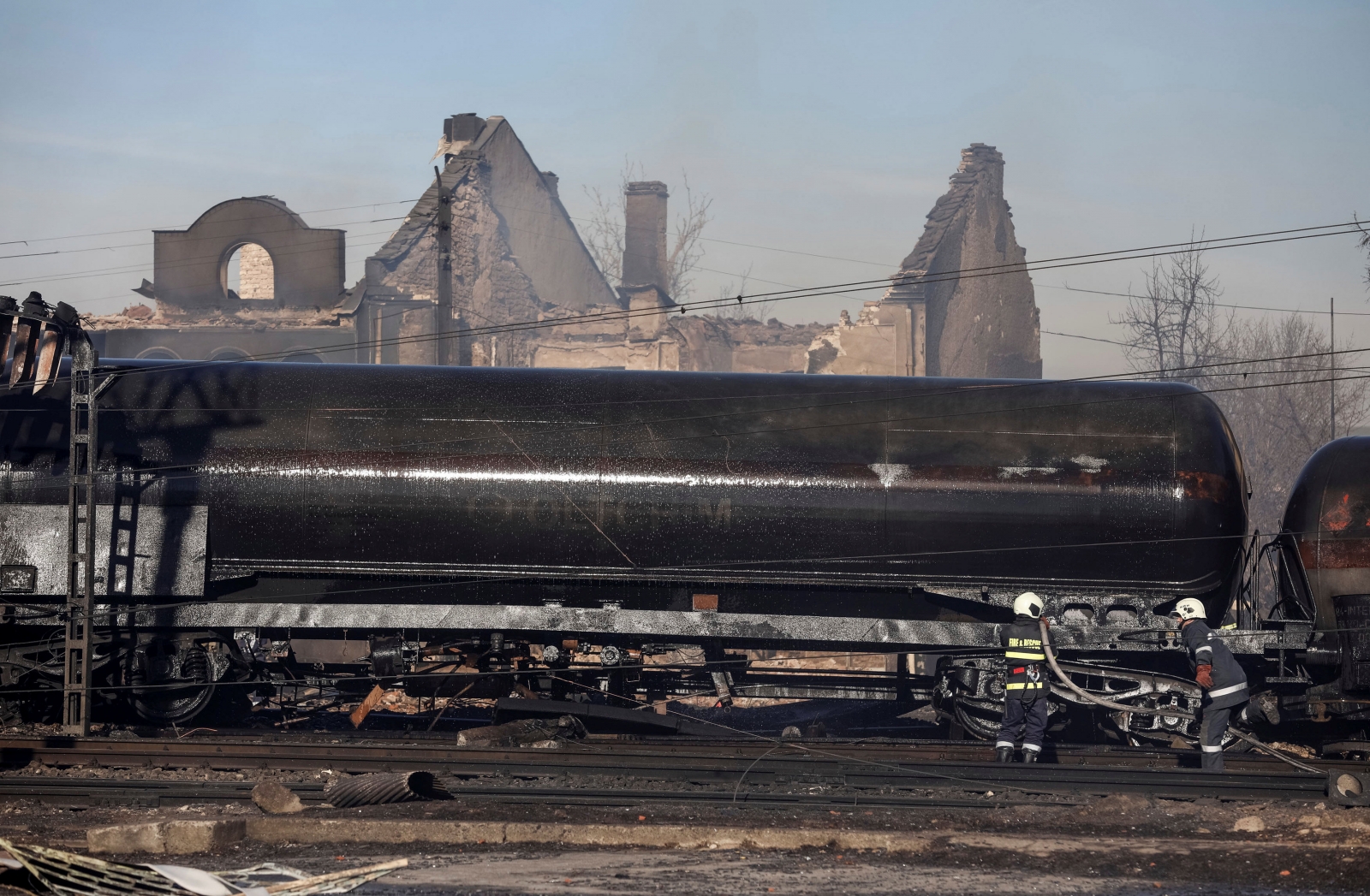  Teretni voz u Bugarskoj iskočio iz šina, poginule najmanje četiri osobe Firefighters-work-site-where-cargo-train-derailed-exploded-village-hitrino