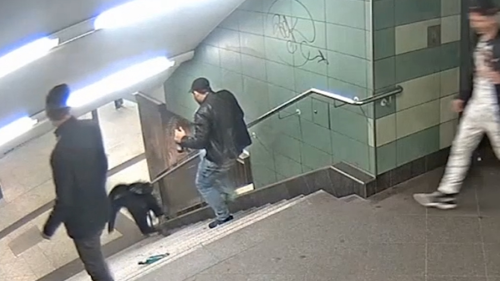 Видное нападение. Камеры в метро. Мужчина толкнул женщину в метро. Опасные ситуации в метро.