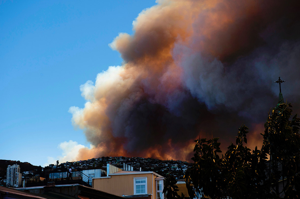 Chile Photos of Valparaiso forest fire that burned hundreds of homes