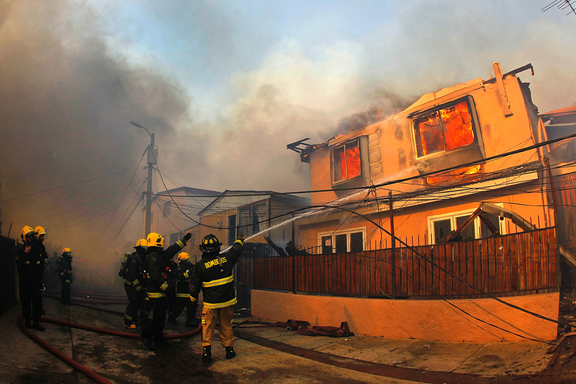 Chile Photos of Valparaiso forest fire that burned hundreds of homes