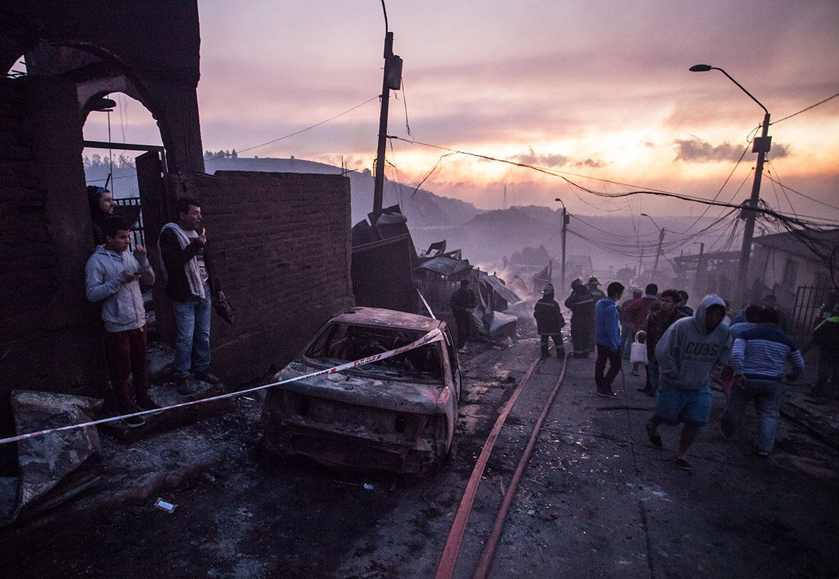 Chile Photos of Valparaiso forest fire that burned hundreds of homes