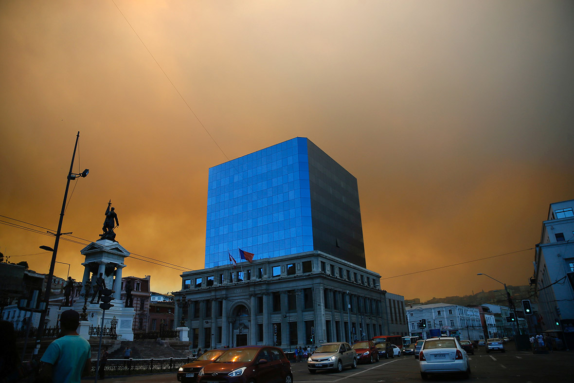 Chile Photos of Valparaiso forest fire that burned hundreds of homes