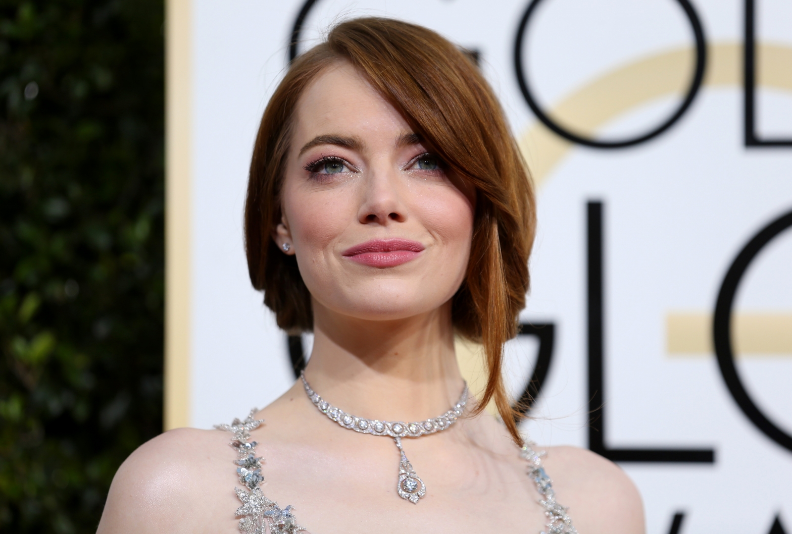 Ask emma. Эмма Стоун. Эмма Стоун золотой Глобус 2017. Emma Stone 101. Джессика Честейн и Эмма Стоун.