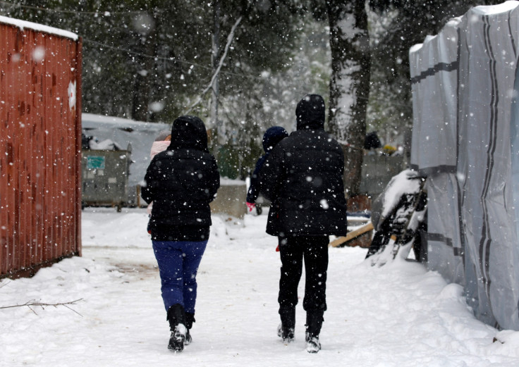 Stranded Syrian refugees carry their children