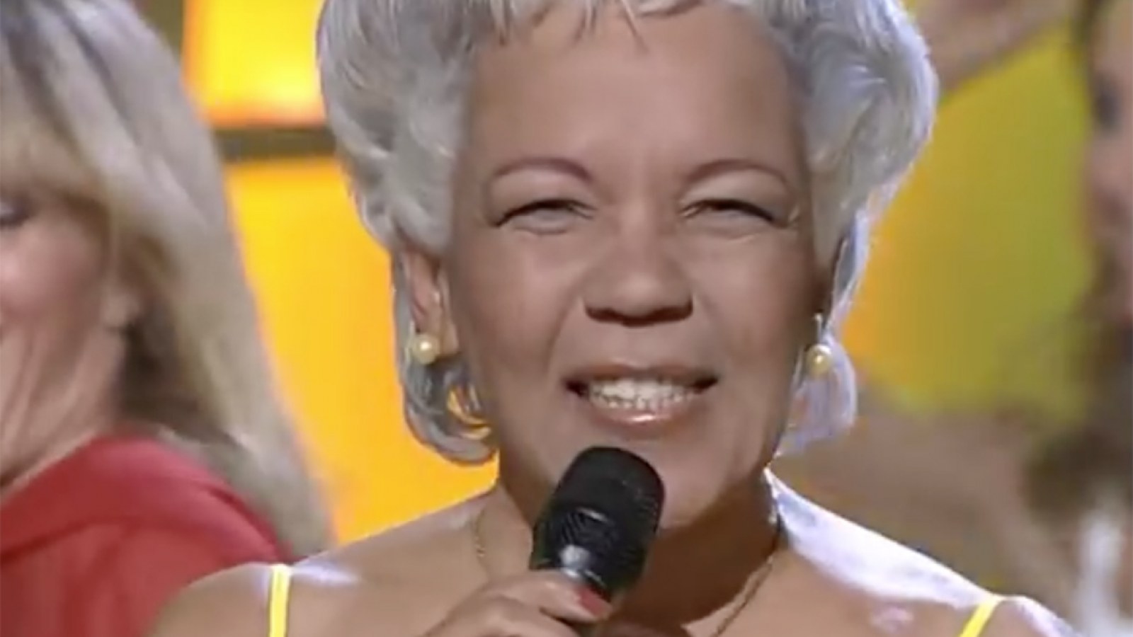 Loalwa Braz dead: Lambada singer burned to death in car | IBTimes UK