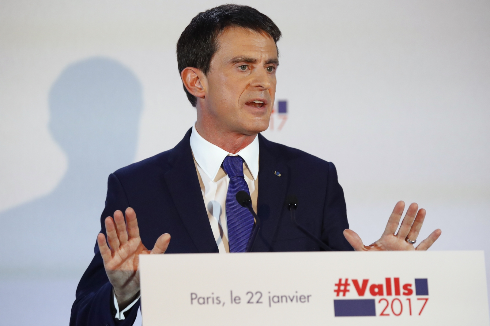 France Former PM Valls and ousted minister Hamon to face off