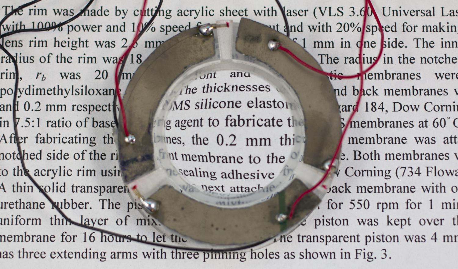 Adaptive eyeglass lens