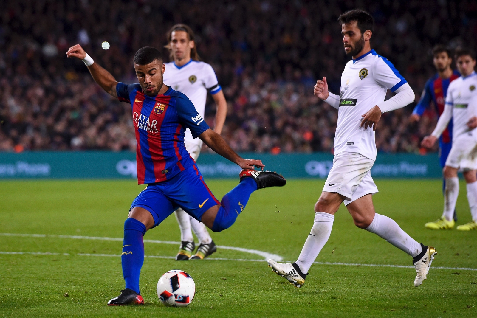 Barcelona midfielder Rafinha ruled out for four weeks with knee injury