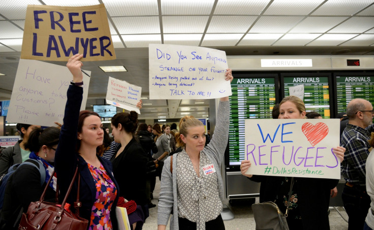 Volunteer lawyers camp out at US airports