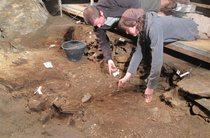 Palaeolithic death ritual pebbles