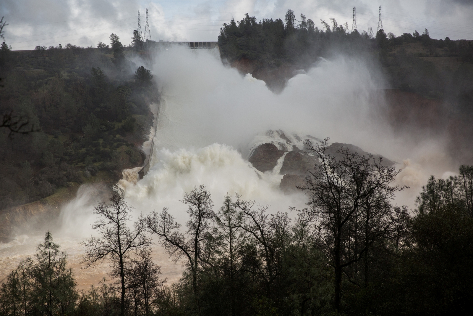 Evacuations Ordered After Hole Discovered In Oroville Dam Emergency ...