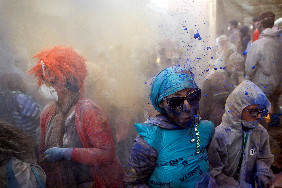 Flour wars: Greece and Spain celebrate end of carnival season and start ...