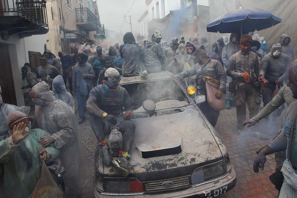 Flour wars: Greece and Spain celebrate end of carnival 