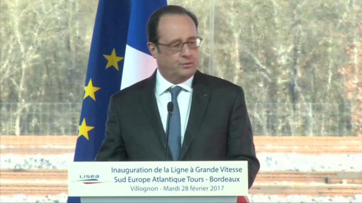 Watch Francois Hollande reaction to sniper accidentaly firing during speech