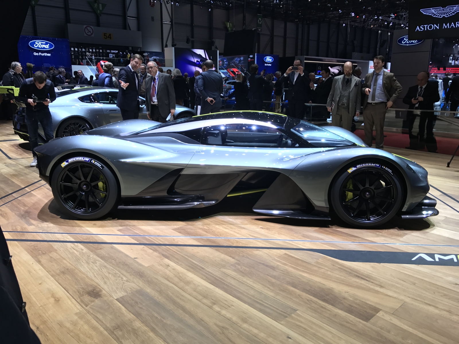 Aston Martin Valkyrie синего цвета