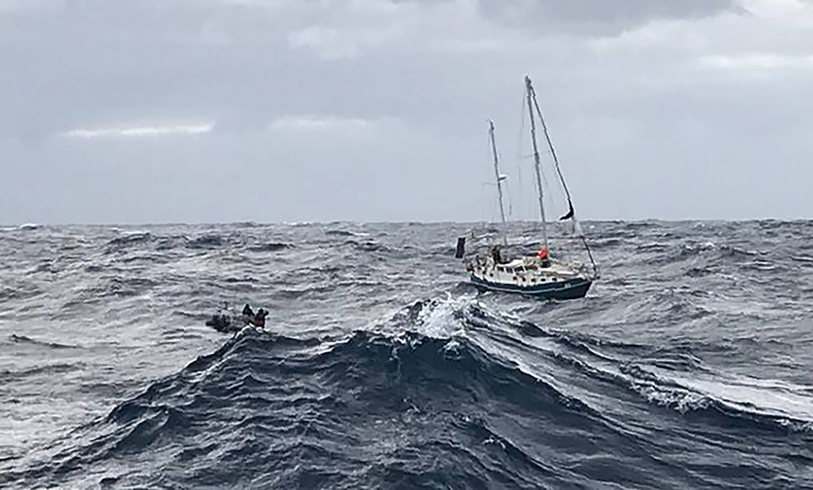 Couple Rescued After Yacht Capsizes In Waves The Size Of Buildings Off Australian Coast 4642