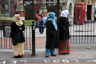 Muslim women wearing heqadscarves 
