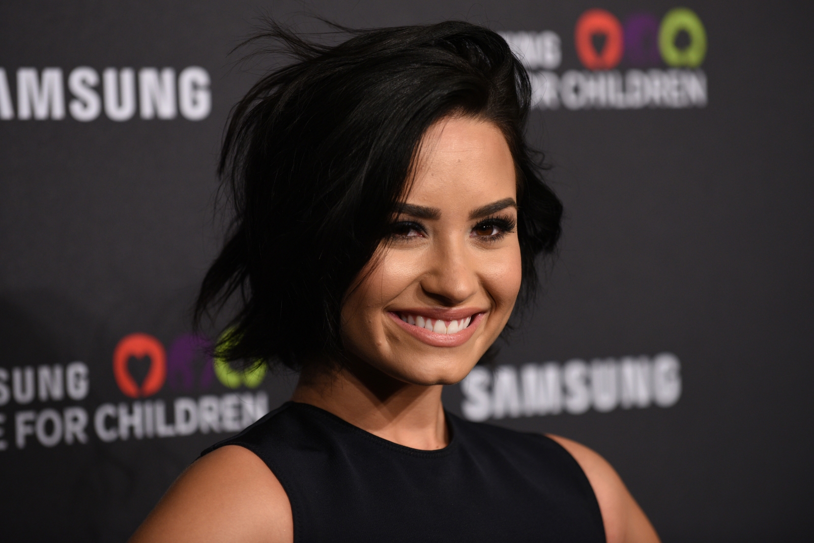 cleft chin demi lovato