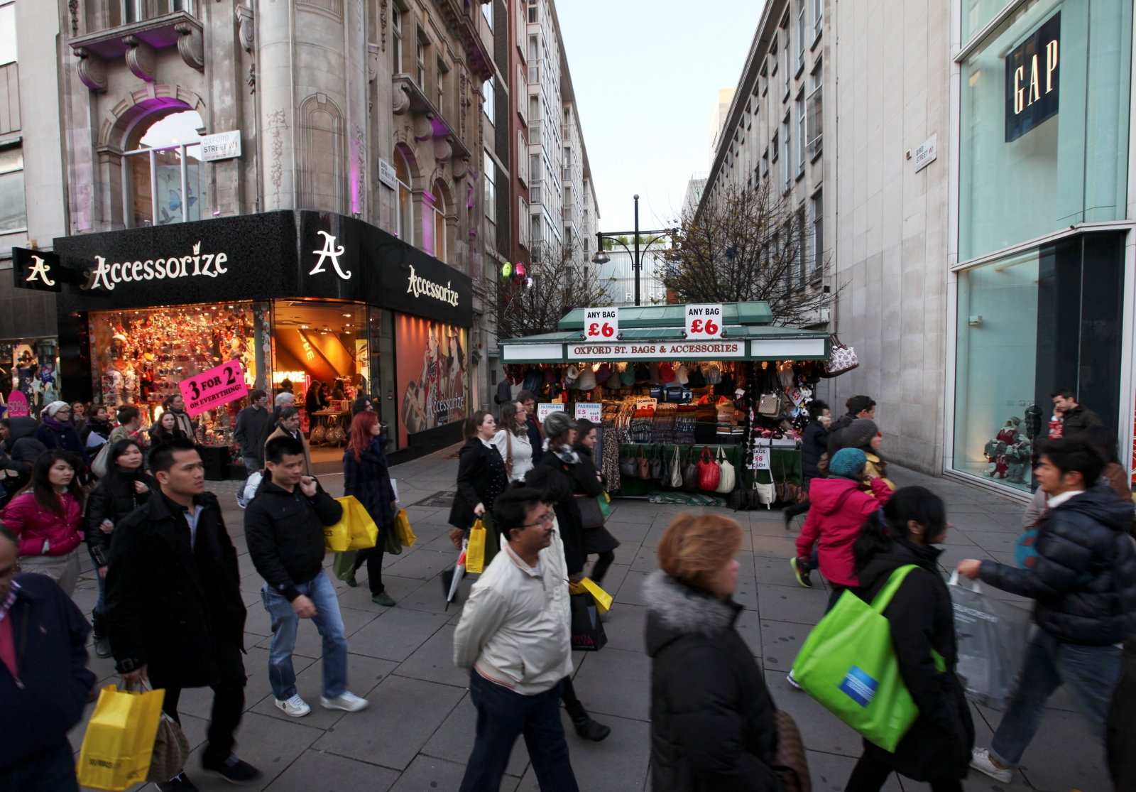 High street shop. Сфера услуг Великобритании. Сфера услуг Великобритании фото. Услуги Великобритании. Великобритания сферы хозяйства.