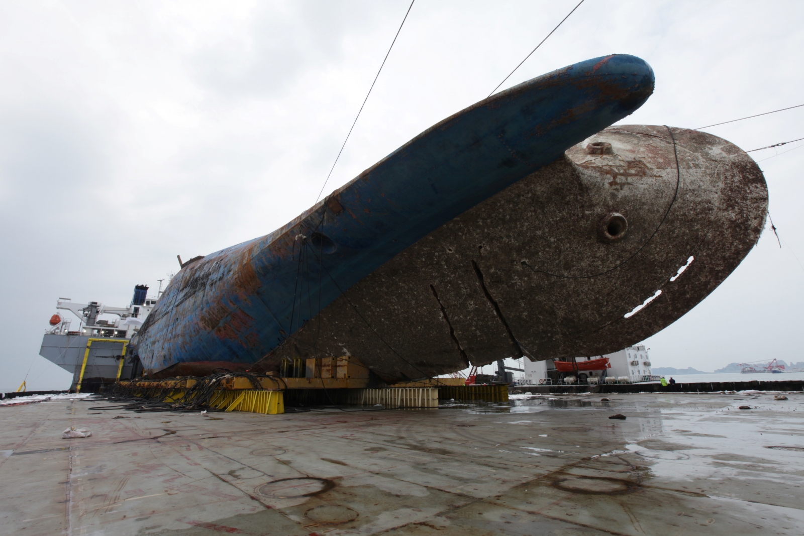 South Korean rescuers find 'remains' of Sewol ferry disaster victim