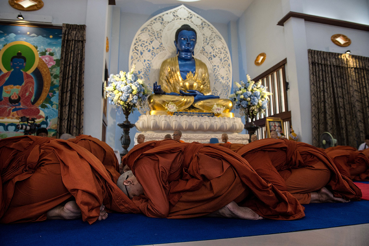 rebel-female-buddhist-monks-shave-their-heads-as-they-continue-to