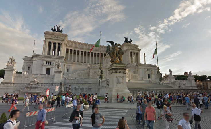 Couple fined for washing feet in fountain