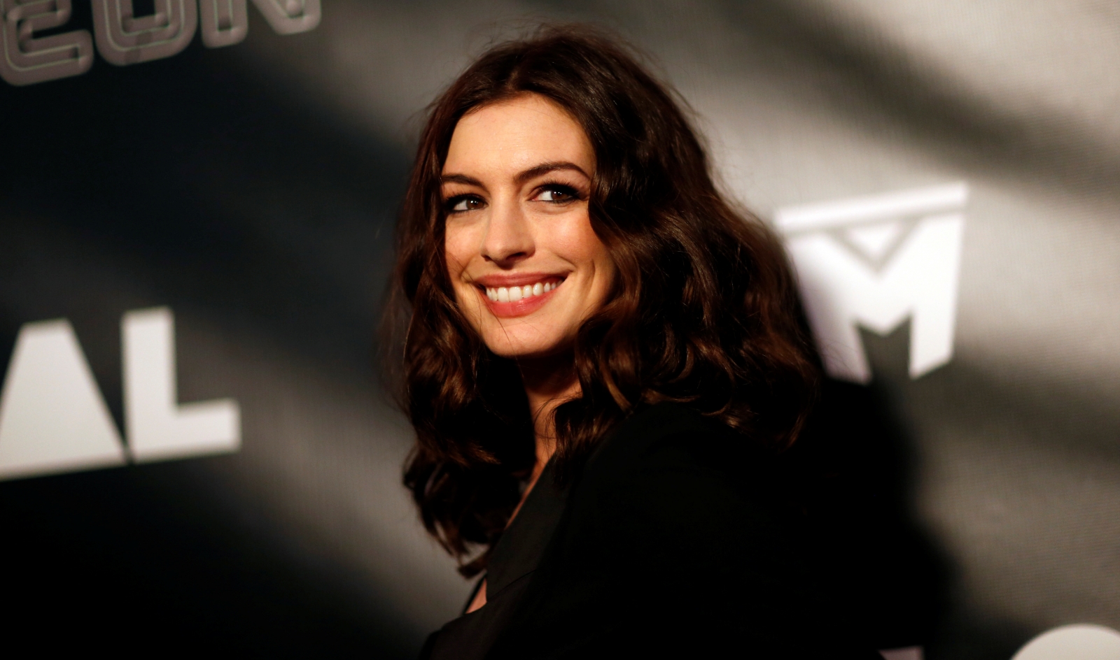 2020 Critics Choice Awards: Anne Hathaway walks first red carpet of the ...