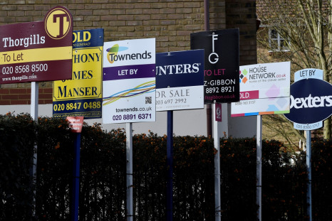Letting agent signs