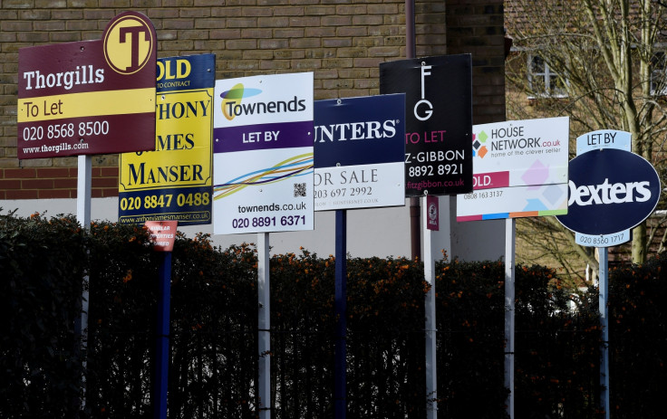 Letting agent signs