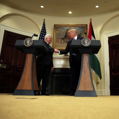 Donald Trump and Mohamoud Abbas shake hands 