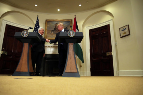 Donald Trump and Mohamoud Abbas shake hands 