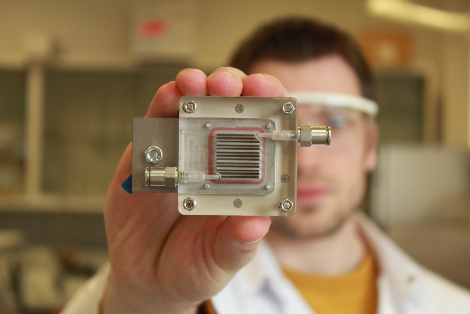 Device turns dirty air into hydrogen Device turns dirty air into hydrogen