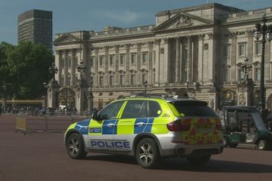 Police and soldiers at Buckingham Palace