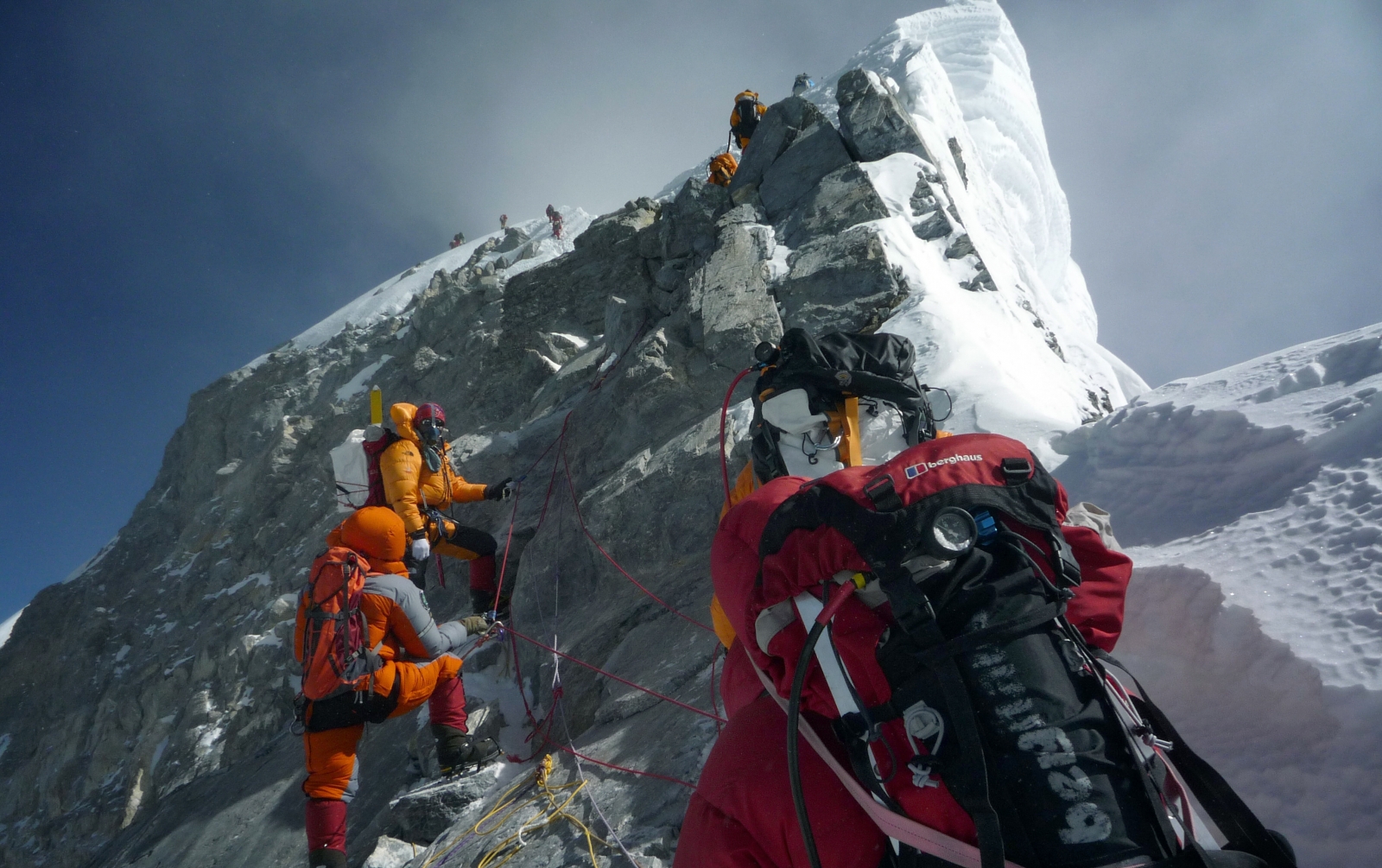 Mount Everest Oxygen Bottle Thefts On The Rise Endangering Climbers 