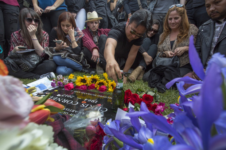 Fans pay respect to Chris Cornell