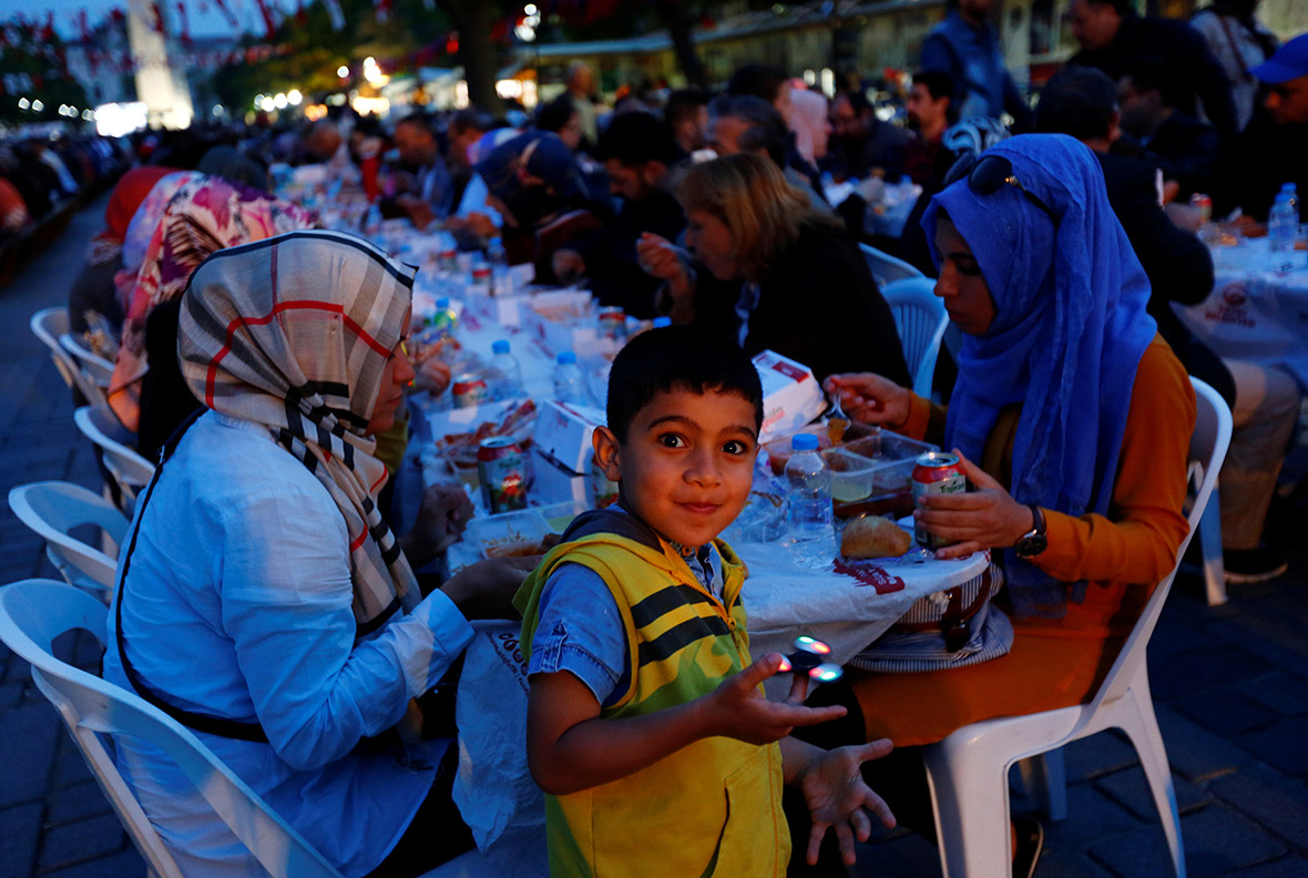 Ramadan Mubarak! Images of Muslims around the world 