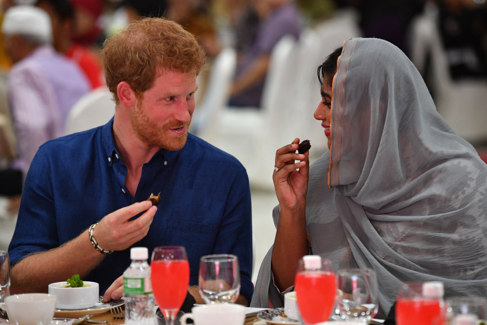 Prince Harry joins Singapore Muslims during Ramadan 2017 