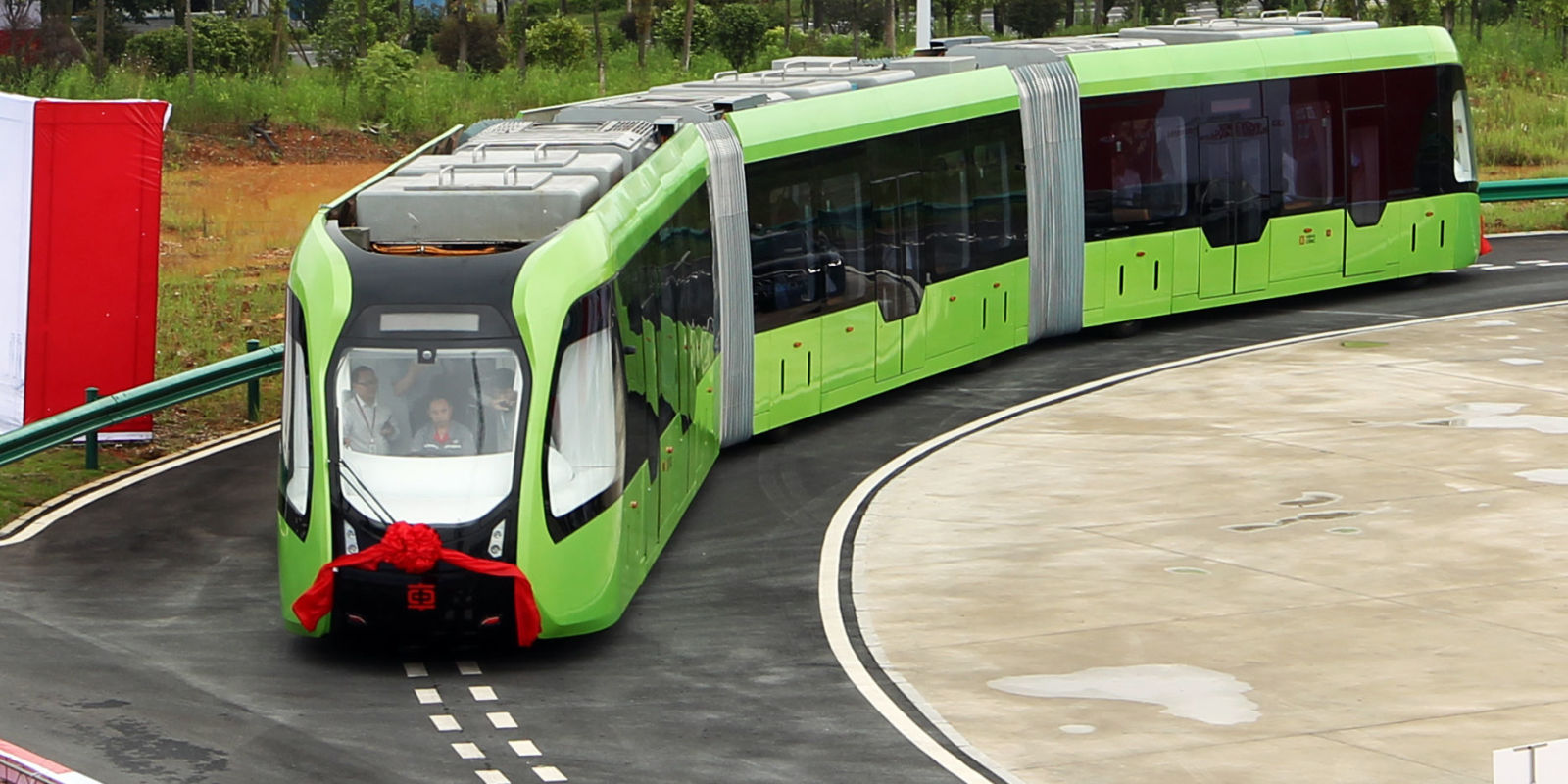 World's first railless train? China unveils hybrid selfdriving