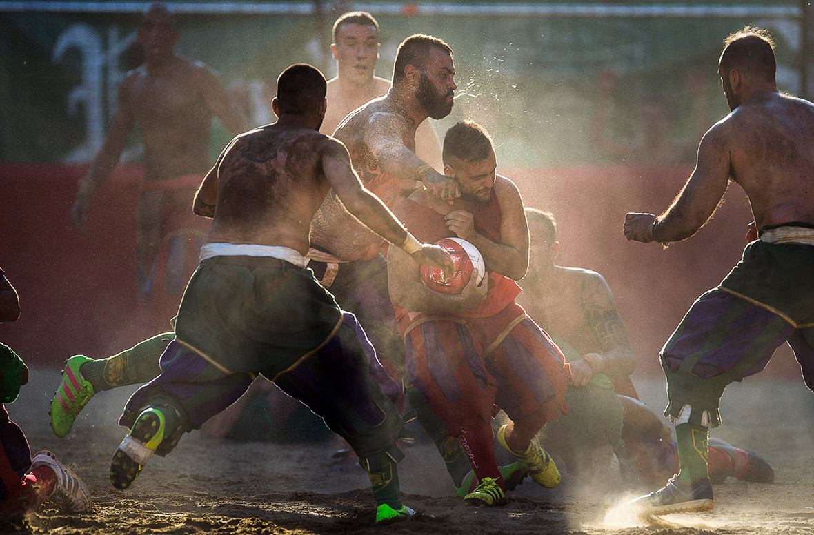 Calcio Storico Fiorentino 2017: Riot police called in as brawl erupts  during brutal football match