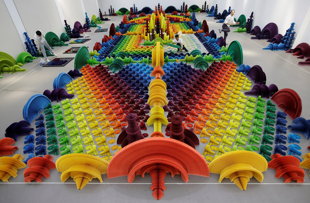 Ocean of Flowers Li Hongbo's huge artwork made of colourful paper