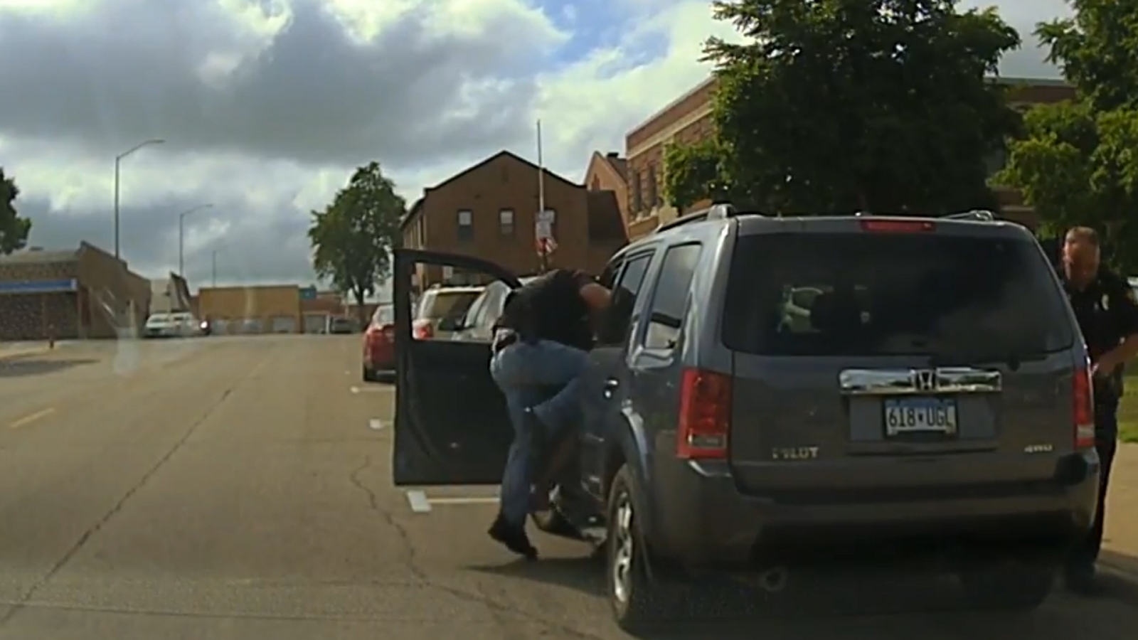 Dashcam Footage Shows Minnesota Police Officer Brutally Battering Asian ...