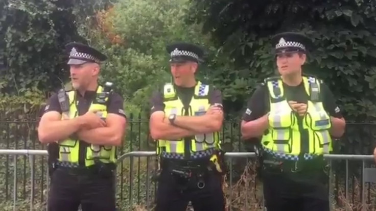 Police Greet Glastonbury Revellers by Forming Choir and Singing ‘Delilah’ Police Greet Glastonbury Revellers by Forming Choir and Singing ‘Delilah’