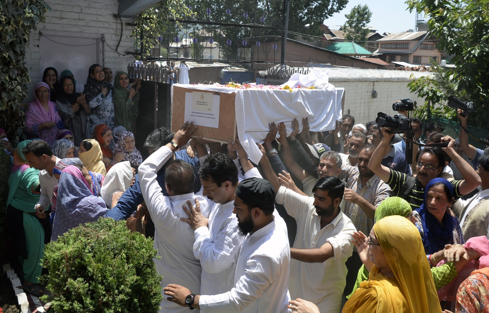 Srinagar cop stripped naked, stoned to death by angry mob 