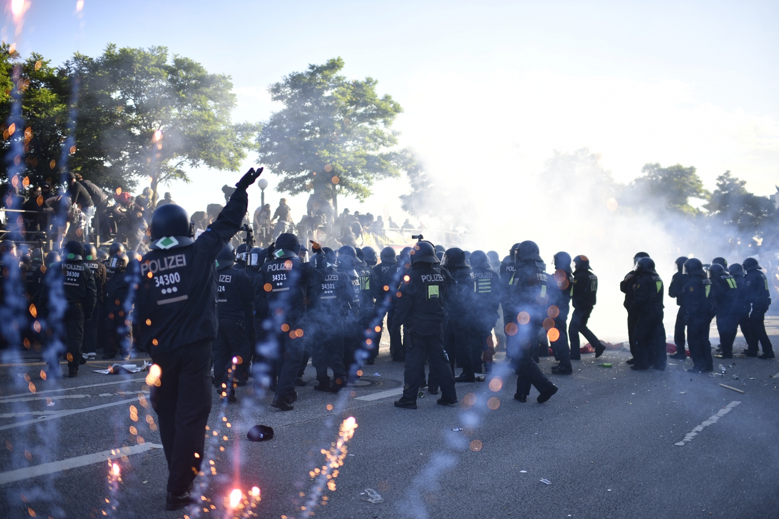 Humburg riot police clash with G20 protesters